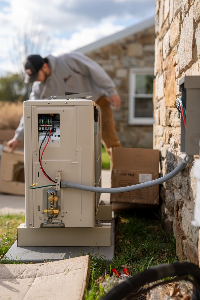 A,Professional,Hvac,Technician,Installs,An,Outdoor,Mini-split,Heat,Pump